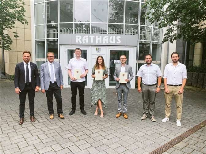 (v.l.) Fabian Schneider, Büroleiter, Joachim Plitzko, 1. Beigeordneter, Paul Serebrov, Alisha Schmidt, Christian Lieder, Stefan Frey, Personalsachbearbeiter und Florian Rieser, Personalratsvorsitzender der Verbandsgemeinde Mendig. Foto: VG Mendig
