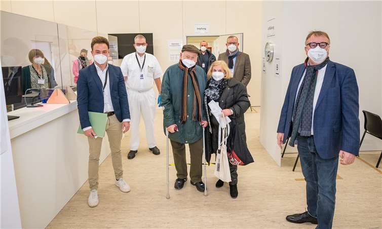 (v.l.) Fabian Schneider, Impfzentrumskoordinator, Dr. Michael Berbig, Leiter des Ärztenetzes Kreis Ahrweiler, Dr. Stefan Voss, Leiter des Gesundheitsamtes, Achim Juchem, Bürgermeister der Gemeinde Grafschaft, und Landrat Dr. Jürgen Pföhler begrüßten heute Morgen die ersten Impflinge, Bernd und Ilse Wittge (Mitte).
