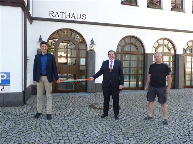 v.l.: Fabian Vocktmann, Bürgermeister Dr. Frank Gondert und Beigeordneter Josef Nehler machen sich stark für den Glasfaserausbau im Ortsteil Brohl. Foto: HE