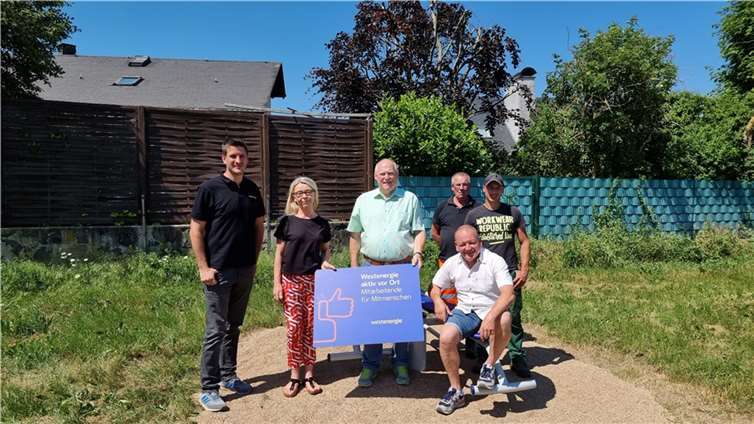 (v.l.) Fabian Vocktmann, Regionalmanager bei Westenergie, Doreen Elzner, Spielleitplanung der Stadt Polch, Projektpate Fred Strässer, Gerd Klasen, Bürgermeister der Stadt Polch, sowie die freiwilligen Helfer*innen freuen sich über die neuen Spiel- und Sportgeräte in Polch.  Foto: Westenergie, Drago Subotic