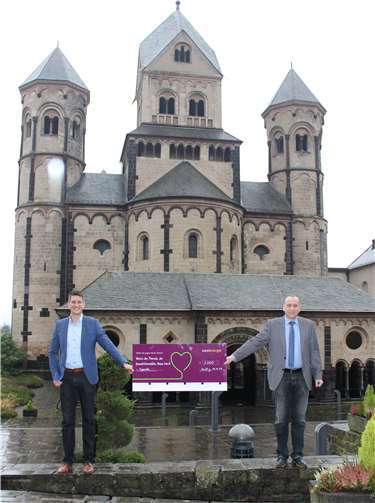(v.l.) Fabian Vocktmann, Regionalmanager bei Westenergie und Johannes Bell, Geschäftsführer des Vereins der Freunde der Benediktinerabtei Maria Laach e. V. freuen sich über die Spendensumme in Höhe von 2.000 Euro.Foto: Westenergie