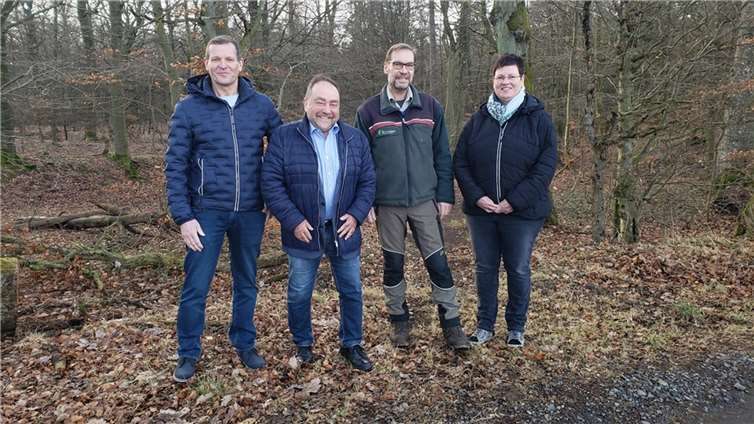(v.l.) Fachbereichsleiter Finanzen, Markus Hermann, Bürgermeister Alfred Schomisch, Revierförster Axel Schneider sowie Nicole Steffens (ebenfalls vom Fachbereich Finanzen bei der Verbandsgemeinde Vordereifel) machten sich vor Ort gemeinsam ein Bild über die aktuelle Waldsituation und den notwendigen Einsatz der Fördermittel im Forstrevier Boos. Foto: Verbandsgemeinde Vordereifel