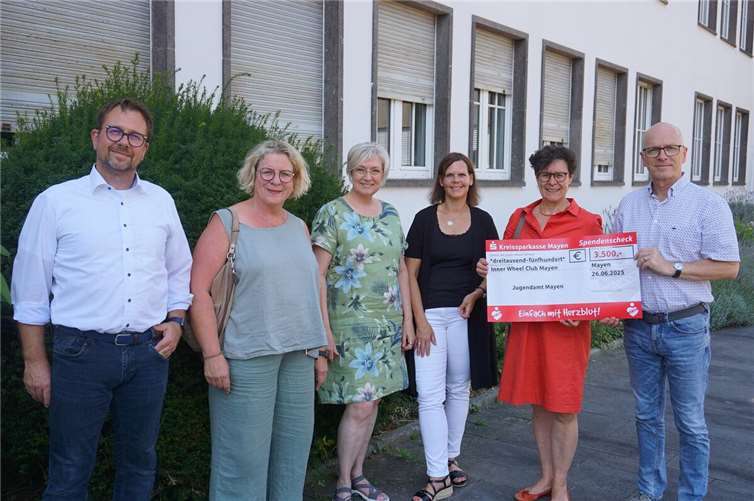 (v.l.) Fachbereichsleiter Peter Brück, Gaby Guckenbiehl, Dorothee Kreling, Anette Bretz-Stotz, Susanne Hannes und Oberbürgermeister Dirk Meid.  Foto: Jacqueline Blang/Stadt Mayen