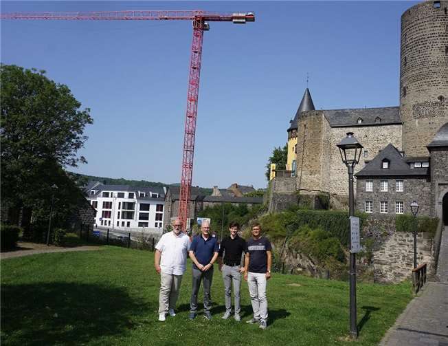 (v.l.) Fachbereichsleiter Uwe Hoffmann, Oberbürgermeister Dirk Meid, Sebastian Raadts vom Architektenbüro BERDI und Stefan Köhler, Fachbereich 4 - Hochbau.  Foto: Jacqueline Blang/ Stadt Mayen
