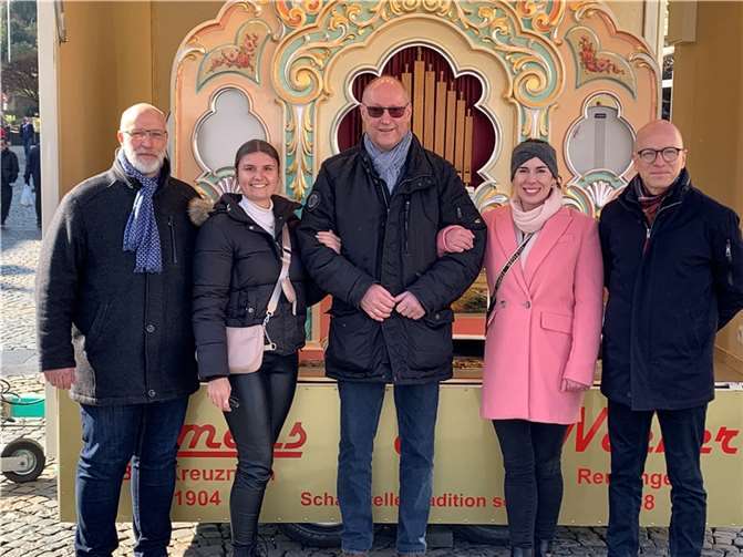 Horst Krämer leitete über 30 Jahre lang das Mayener Marktgeschehen (v.l.) Fachbereichsleiter Uwe Hoffmann, stellvertretende Marktmeisterin Julia Velten, der scheidende Marktmeister Horst Krämer, Marktmeisterin Yvonne Müller und Oberbürgermeister Dirk Meid. Fotos: Jaqueline Blang/Stadt Mayen