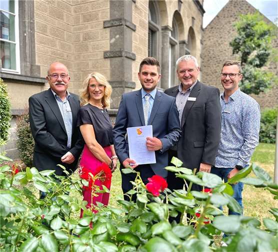(v.l.) Fachbereichsleiter Wilfried Börder, Sachgebietsleiterin für Personal – Carmen Schäfer, Niklas Weber, 1. Beigeordneten Christoph Kicherer sowie Alexander Röser vom Personalrat.  Foto: VG Vordereifel/T. Bauerfeld