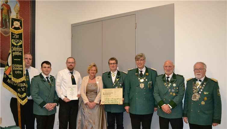 Sebastianus-Ehrenkreuz für Karl-Heinz Theisen (v.l.): Fähnrich Fabian Langen, Christian Theisen, Marcel Bachem, Brigitte Hopp, Karl-Heinz Theisen, Wilhelm Langen, Heinz Krupp, Wilhelm Ippendorf. Foto: privat