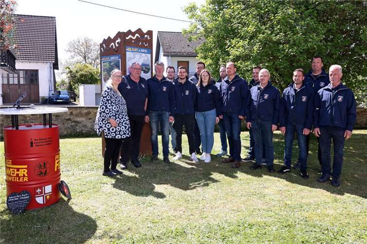 v.l.: Familie Frauke und Udo Kraatz, Wehrführer Torsten Möseler, Kameradin und Kameraden der Freiwilligen Feuerwehr Barweiler.  Foto: Werner Dreschers