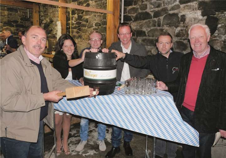 (v.l.) Fassanstich mit Ortsbürgermeister Rainer Hilger, Maikönigspaar Theresa Ellerich und Jonathan Schneider, VG-Bürgermeister Jörg Lempertz, Markus Merkler und Friedrich Hermes.