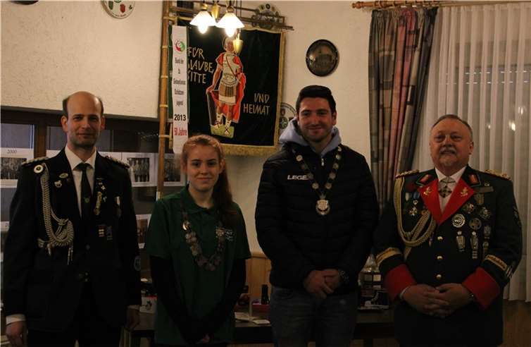 (v.l.) Felix Stenzel (Bezirksjungschützenmeister), Franziska Rössel, Florian Bertram, Hubert Mohr (Bezirksbundesmeister).  Foto: privat