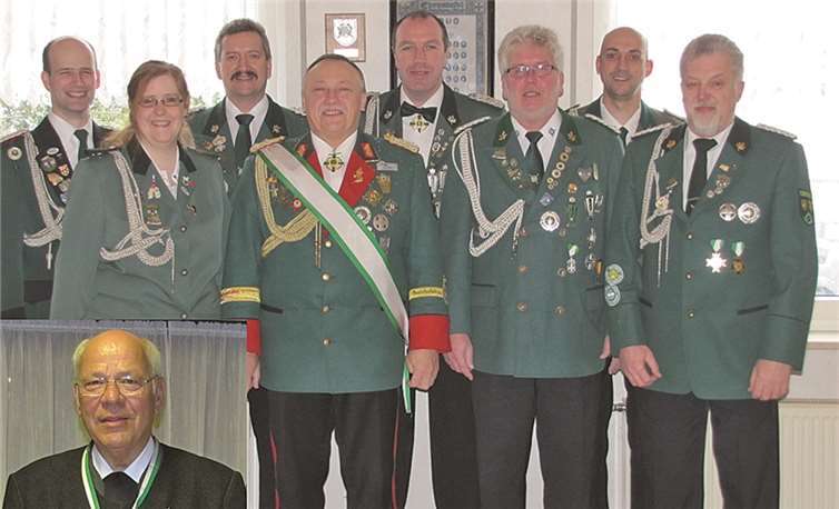 (v.l.) Felix Stenzel, Christiane Stenzel, Frank Weber, Hubert Mohr, Frank Emmerich, Jürgen Becker, Bernd Müller, Karlheinz Esch, kleines Bild Bezirkspräses Diakon Winfried Stadtfeld. Privat
