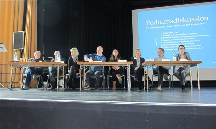 v.l. Ferdi Hüllen-Veith, Leiter Jugendamt der Stadt Rheinbach, Dirk Polchow, Leiter Erziehungs- und Familienberatungsstelle des Rhein-Sieg-Kreises in Bornheim, Ernst Kaufmann, Leiter Erziehungs- und Familienberatungsstelle des Rhein-Sieg-Kreises in Rheinbach, Lydia Schönecker, Referentin des DIJuF, Elisabeth Wilhelmi-Dietrich, Leiterin Jugendhilfezentrum für Alfter, Swisttal und Wachtberg, Andreas Jung, Leiter Jugendamt der Stadt Meckenheim, Elvira Garbes, Leiterin Jugendamt der Stadt Bornheim.privat