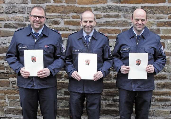 (v.l.) Feuerwehrehrenzeichen gab es für Marco Beckermann, Thomas Hüllen und Peter Karbach. privat