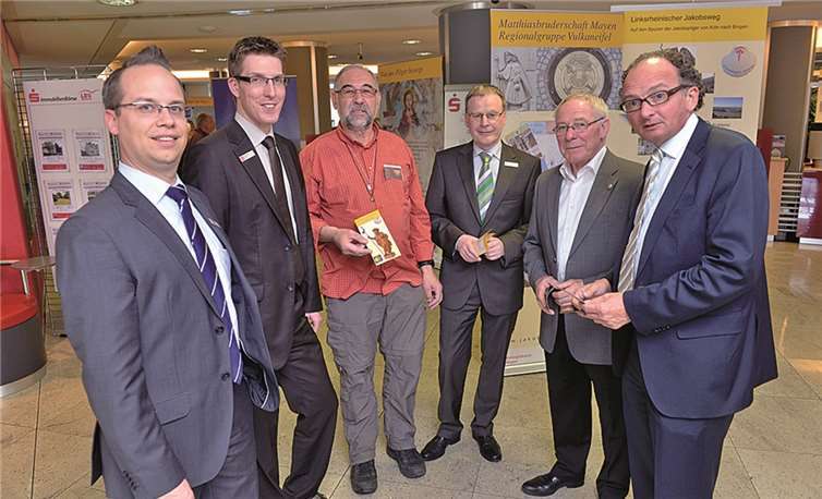 v.l. Filialdirektor Jochen Siewert, Filialleiter Sebastian Busch, Franz Baeser von der ST. Jakobusgesellschaft Rheinland-Pfalz/Saarland, Sparkassendirektor Peter Schaaf, Heinz Schäfer von der St. Matthiasbruderschaft Mayen sowie OB Achim Hütten. Privat