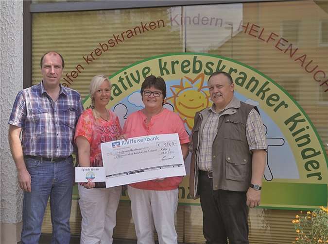 v.l.: Frank Emmerich und Anja Rausch, Bezirkskönigspaar Maifeld, Helma Kutzner, 1. Vorsitzende der Elterninitiative krebskranker Kinder Koblenz e.V. und Hubert Mohr, Bezirksbundesmeister Maifeld.privat