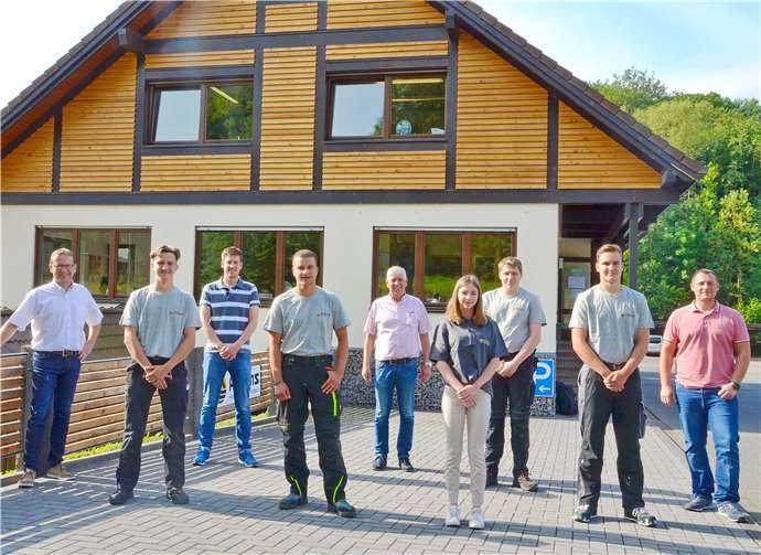 (v.l.) Frank Loch; Finn Theisen, Sebastian Adams, Robert Danklmayer, Reinhard Adams, Alina Diewald, Nicholas Schäfer, Christian Pellenz und D. Müller. Foto: ADAMS Holzbau-Fertigbau