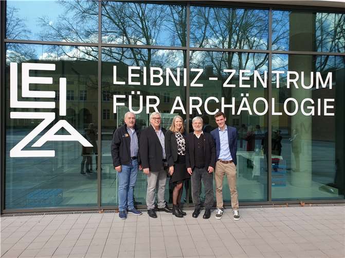 (v.l.) Frank Neideck und Hans Schüller vom Arbeitskreis Mühlsteinrevier RheinEifel, Holger Schaaff und Angelika Hunold vom LEIZA (VAT) sowie Projektleiter Nico Junglas vor dem beeindruckenden Neubau.  Foto: Mühlsteinrevier RheinEifel