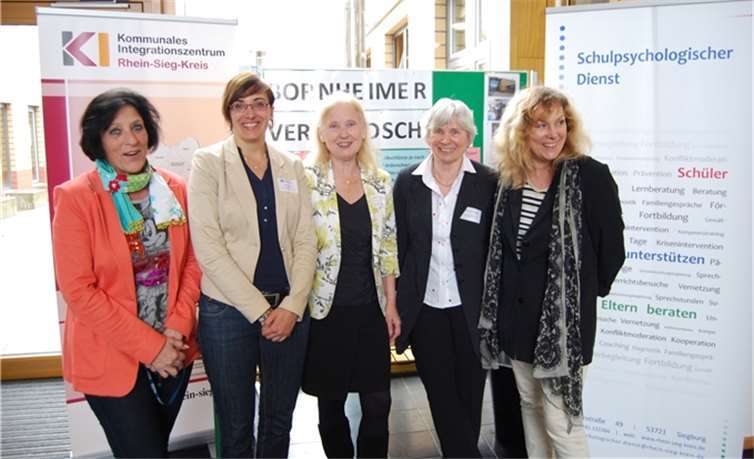 (v.l.) Franziska Föhmer (Schulleiterin Verbundschule Bornheim), Antje Dinstühler (Leiterin KI), Birgitt Kreitz-Henn (Schulamtsdirektorin), Maria Buchholz-Engels (Leiterin des Amtes für Psychologische Beratungsdienste des Rhein-Sieg-Kreises), Dr. Angela Seewald (Leiterin der Regionalen Schulberatungsstelle der Stadt Leverkusen).