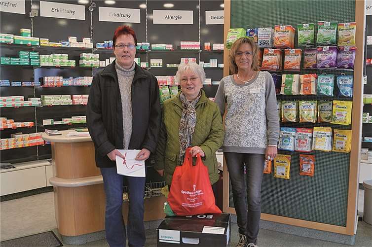 Strahlende Gewinnerinnen (v.l.) Frau Brenner (Gewinnerin des Kosmetikgutscheins), Frau Witzki (Gewinnerin des Kaffeevollautomats), Frau Lewerenz (Filialleitung Linden-Apotheke).privat