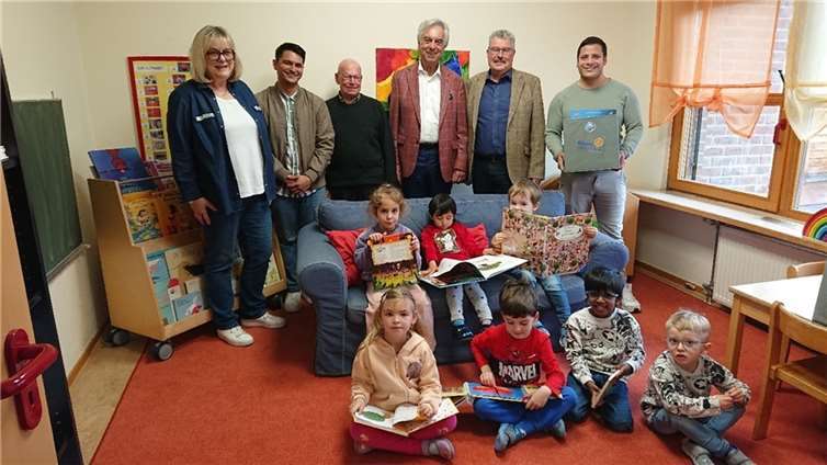 (v.l.) Frau Frank – Kita-Zauberwald, Herr König-Queng – Kita-St.Genovefa, Wolfgang Schlags und Gerhard Döhr, Rotary Club, Stadtbürgermeister Hans Peter Ammel, Herr Dillenberger, Kita St. Nikolaus – und einige begeisterte Kinder des Kindergartens Zauberwald.  Foto: Stadt Mendig