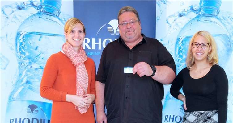 v.l. Frauke Helf, Lambert Gansen und Lisa Hänsgen bei der Übergabe des Rhodius-DiamantenRhodius Mineralquellen