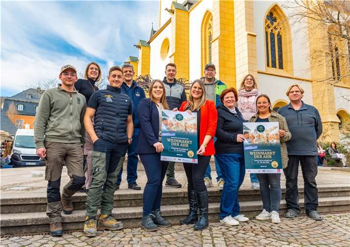 (v.l.) Frederick Stark (Weingut Stark-Linden), Gina Cremer (Ahrwein e.V.), Calvin Zimmermann (Weingut Max Schell), Mike Preußner (Winzergenossenschaft Mayschoß-Altenahr), Ahrweinprinzessin Merle Kurth, Felix Brüggert (Jungwinzer Next Generation), Ahrweinkönigin Katja Hermann, Peter Kriechel (Weingut Peter Kriechel), Tanja Lingen (Weingut Peter Lingen), Carolin Groß (Ahrwein e.V.), Anne Lanzerath (Dagernova Weinmanufaktur), Stefan Kurth (Weingut Kurth).  Foto: Max Harrus