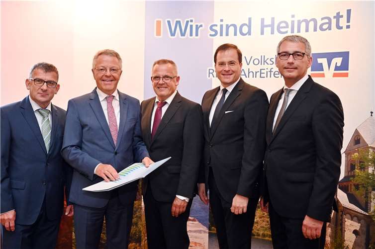 (v.l.) Freuen sich über das gute Geschäftsergebnis 2018, das im Rahmen der Vertreterversammlung verkündet wurde: Franz-Josef Jax, stellvertretender Aufsichtsratsvorsitzender der Volksbank RheinAhrEifel, Vorstandsvorsitzender Elmar Schmitz, Aufsichtsratsvorsitzende Rudolf Mies sowie die Vorstandsmitglieder Markus Müller und Sascha Monschauer. Foto: Hans-Jürgen Vollrath
