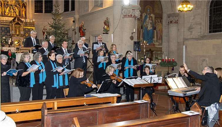 (v.l.) Friederike Assion-Bolwin (Sopranistin), der Kirchenchor Cäcilia Bell und der Chorleiter Claus Heuft sowie im Vordergrund das Streichquartett bestehend aus Elisabeth Luxem, Susanne Bleidt (beide Violine), Ines Giegold (Viola) und Johannes Heuft (Cello).  Foto: privat
