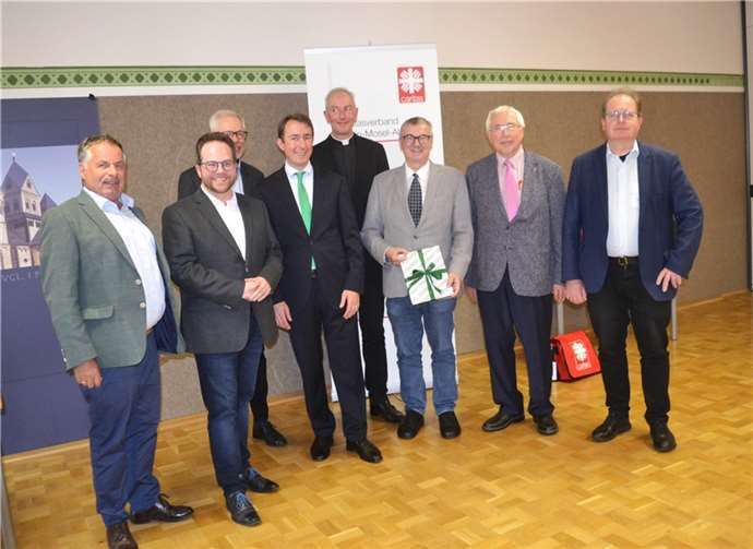 (v.l.) Friedhelm Münch, Pascal Badziong, Richard Stahl, Christian von Wichelhaus, Domkapitular Benedikt Welter, Dr. Alexander Saftig, Hugo Nowicki und Christoph Schmitz bei der Einführung in Maria Laach.  Foto: Eberhard Thomas Müller