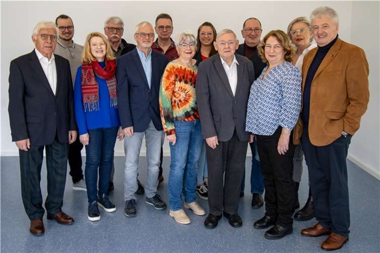 Kandidaten nominiert (v.l.) Fritz Langenhorst, Thomas Meyer, Vera Bubendey-Welker, Willi Smits, Gerhard Lügger, Thomas Groine, Wilma Schneider, Kim-Rommy Meyer, Rudi Frick, Jürgen Saess, Ursula Koll, Renate Schmitt und Werner Kasel. Foto: Billy Wahren