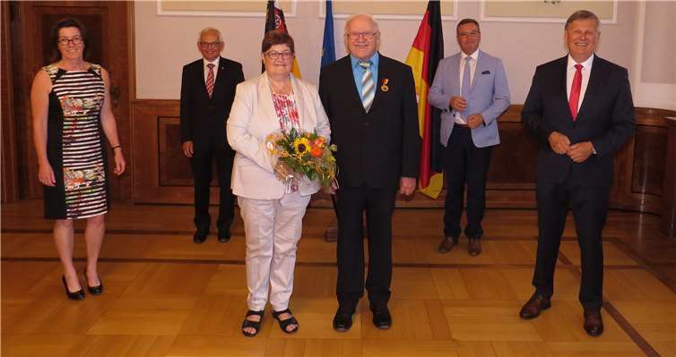 (v.l.) Für die Ortsgemeinde Nürburg, Frau Anita Schomisch (Ortsbürgermeisterin), für die Verbandsgemeinde Adenau Herr Udo Seifen (1.Beigeordneter), Ehepaar Schüssler, für den Landkreis Ahrweiler Herr Horst Gies (MdL, Erster Kreisbeigeordneter) und SGD Nord Präsident Dr. Ulrich Kleemann. Foto: SGD Nord