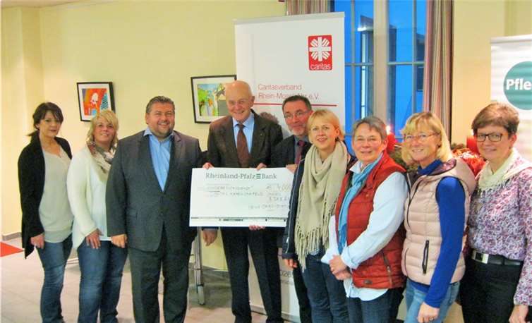(v.l): Gabi Kisselbach Daniele Ihle, Peter Gries, Georg Grabkowsky, Werner Steffens, Sabine Liebsch, Martina Pickhardt, Annegret Fisker und Doris Mohr bei der symbolischen Scheckübergabe. privat