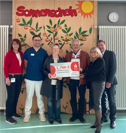 vl. Gaby Welter Zentrumsleitung Pädiatrie, Abdel Wahed Alwan Oberarzt Pädiatrie, Ulrike und Lothar Werner Inhaber der Destille, Ulrike Börder-Sauerbrei Vorstandsmitglied „Sonnenschein“, Dr. Marc Bohr 1. Vorsitzender „Sonnenschein“.  Foto: privat