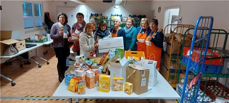 (v.l.) Gemeindereferentin Ursula Richter, Mary Witsch, Uschi Griesbaum, Marlene Knieps von der kfd auf der Grafschaft, Brigitte Schmitt von der Tafel, Doris Krämer von der kfd sowie die beiden Tafelmitarbeiterinnen Helga Külshammer und Angelika Schorn betonen die Notwendigkeit solcher Spenden zum Erhalt der „Tafel Ahrweiler“.  Foto: kfd