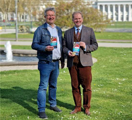 (v.l.) Gemeinsam mit Manuel Andrack, Wanderexperte und Autor, stellte Stephan Pauly, Geschäftsführer der VRM GmbH, die neue VRM-Broschüre „Heimat genießen“ vor.  Foto: VRM GmbH