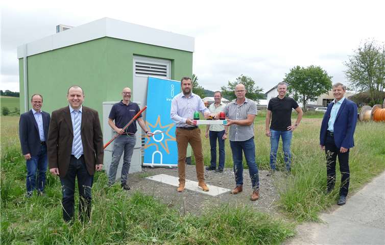 (v.l.): Gemeinsam nehmen sie das schnelle Internet im Gewerbegebiet „Kempenich-Spessart“ symbolisch in Betrieb: Peter Engels, Wirtschaftsförderer der VG Brohltal; Johannes Bell, Bürgermeister der VG Brohltal; Jan-Peter Kiel, Gewerbetreibender und Vorsitzender des Gewerbevereins Kempenicher Land e.V.; Dominik Schmitz, Ortsbürgermeister von Kempenich; Franz-Josef Schmitz, Netzplaner bei Westnetz; Frank Klapperich, Ortsbürgermeister von Spessart; Jürgen Rübenach, Unternehmer und Michael Dötsch, Kommunalbetreuer bei innogy.
