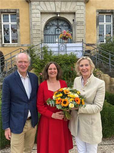 (v.l.) Georg Freiherr von Loë, Birte Tschentke (1. Vorsitzende der Aktionsgemeinschaft) und Gabriela Freifrau von Loë. Birte Tschentke bedankt sich bei Familie von Loë, die Burg Adendorf für die Ausrichtung des Heimatfestes zur Verfügung gestellt haben.
