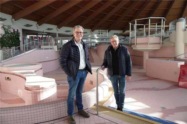 Freizeitbad „Tauris“ steht für 1 Euro zum Verkauf (v.l.) Gerd Harner (Stadtbürgermeister von Mülheim-Kärlich) und Bernd Bruckner (Beigeordneter der Stadt Mülheim-Kärlich). Fotos: CF