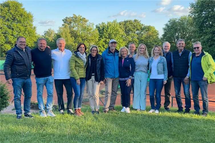 v.l. Gerhard Leitner, Andreas Kessler, Hans-Werner Remy, Gabi Kessler, Julia Leitner, Horst-Manfred Klaes, Dagmar Gass, Bernd Odenhausen, Stefanie Menke, Maren Wasl-Saar, Heinz-Günter Reffgen, Günter Dietrich und Klaus Fuchsius.Foto: Petra Hartmann/TC Rhein-Wied