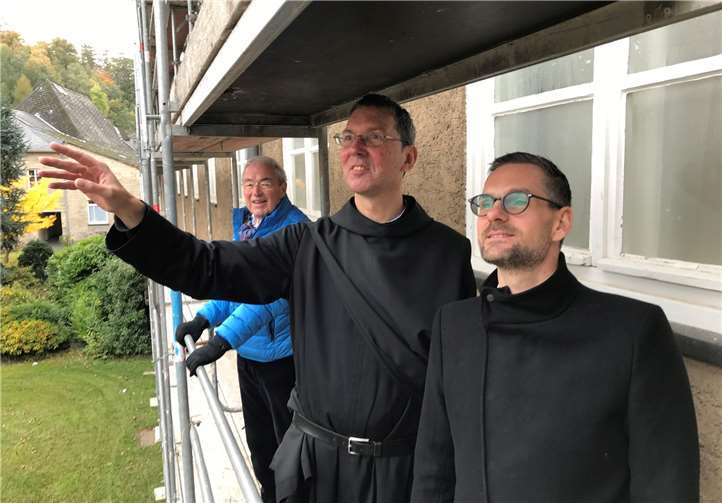 v.l.: Gernot Mittler, Pater Petrus und Philipp Lohse besuchen die Bauarbeiten. Foto: privat