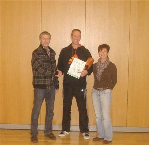 (v.l.) Geschäftsführer Rudi Vogel, Übungsleiter Markus Tilch, stellv. Vorsitzende der Turnabteilung Elfi Stockdreher.