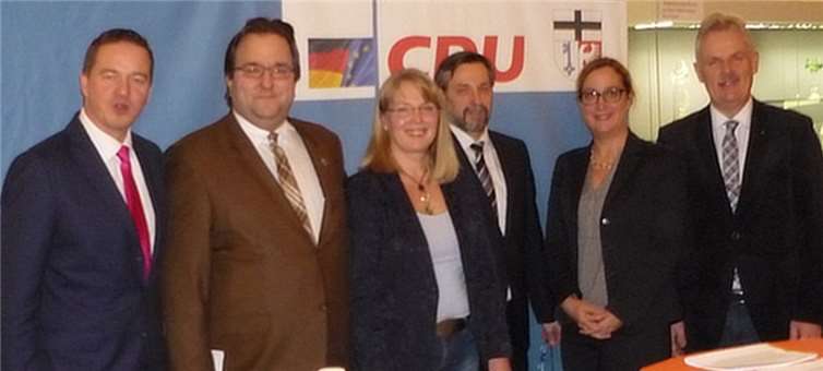 vl.: Gregor Golland, MdL, Oliver Baron, Dagmar Specht, Markus Pütz, Nicole Loheider sowie Bürgermeister Raetz. Axel Voss kam später zur Diskussionsrunde dazu.privat