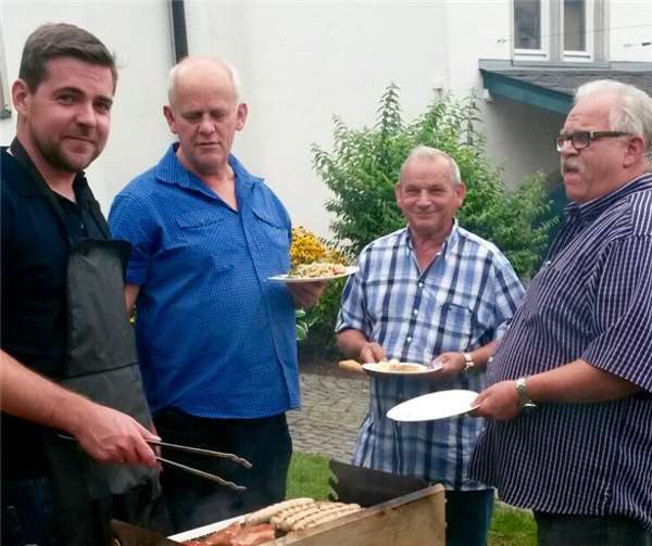 (v.l.) Grillmeister Andreas Frings, Walter Menden und Klaus-Peter Heck beim Sommerfest der KG „Me haalen et us“. Ralf Rother/ KG „Me haalen et us“