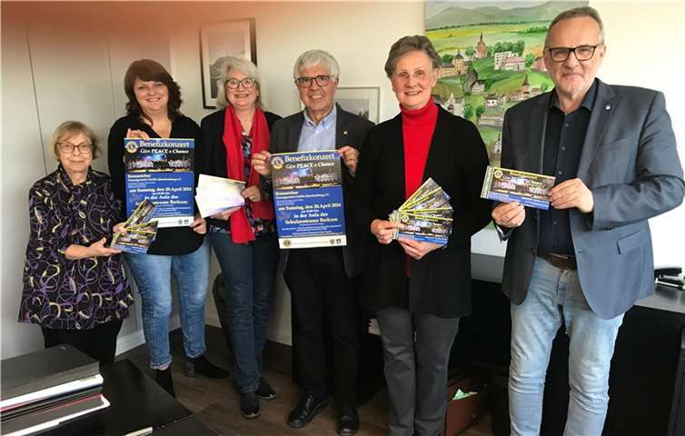 (v.l.) Gudrun Mieth-Leichsenring (Präsidentin Lions Club Meckenheim-Wachtberg), Olivia Eckardt-Gehlen (Vorsitzende, Chorvorstand), Manuela Bermes (Schriftführerin, Chorvorstand), Karlheinz-Stöhr (Sekretär Lions Club Meckenheim-Wachtberg, Angelika Wurm (Activity-Beauftragte Lions Club Meckenheim-Wachtberg), Jörg Schmidt (Bürgermeister der Gemeinde Wachtberg).  Foto: Lions Club Meckenheim-Wachtberg