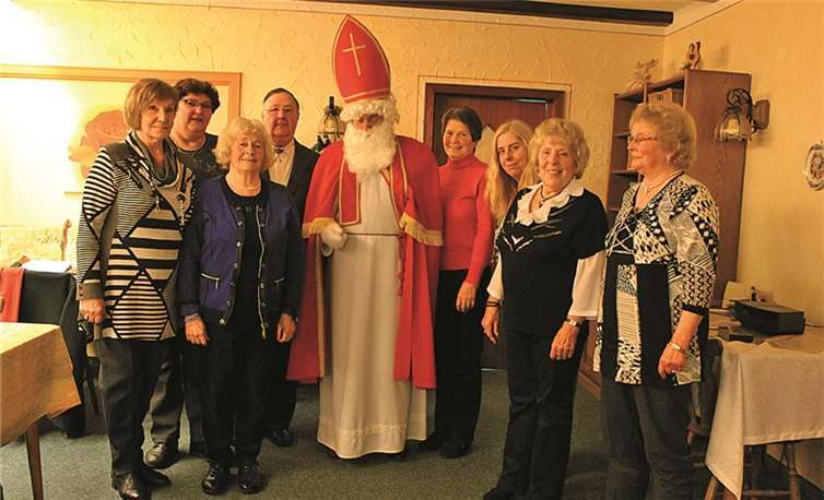 (v.l.): Gudrun Rebmann-Förtner, Gerlinde Doll, Marianne Schäfer, Wolfgang Reuter, als Nikolaus Rolf Düster, Renate Müller, Petra Engel, Hedwig Doll, Erika Nett.