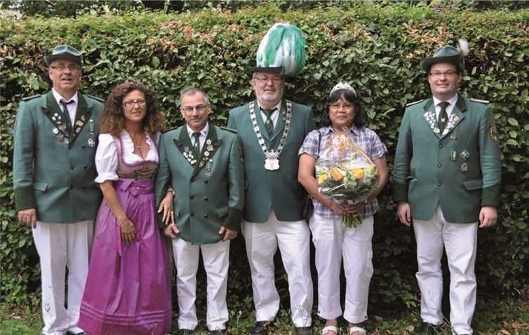 v.l. Günter Hartmann (Geschäftsführer), Lydia und Winfried Nispel (Königspaar 2013/14), Harald und Ella Hoffmann (neues Königspaar 2014/15) und Bernd Sauer (Brudermeister).privat
