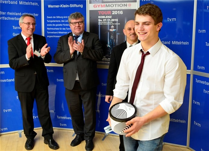 (v.l.) Günter Kern und Michael Mahlert applaudierten dem jeweils dreifachen Deutschen und Weltmeister Luca Christ vom VfL Lahnstein