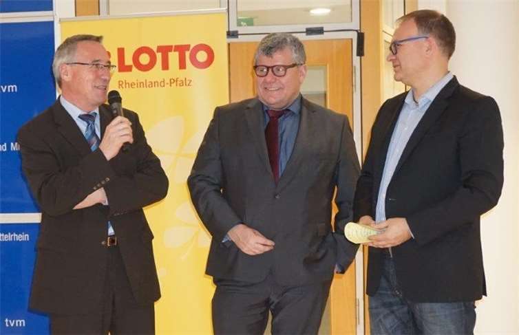 (v.l.) Günter Kern und Michael Mahlert im Gespräch mit Moderator Tom Theisen.