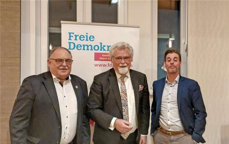 (v.l.) Günther Bomm (Vorsitzender FDP-Bendorf) Herbert Mertin (MdL, Staatsminister der Justiz), Jan Wambach (Schriftführer FDP Bendorf). Foto: Günther Bomm