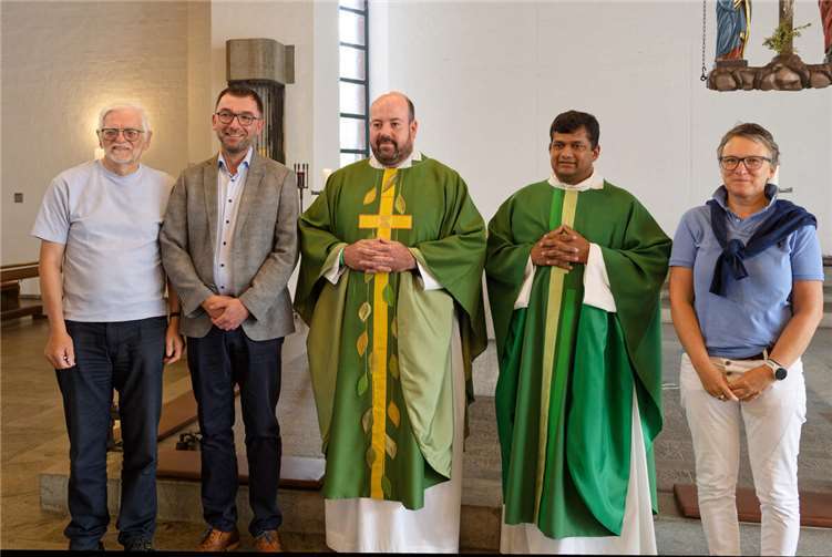 (v.l.) Günther Schwarte, Michael Hufschmidt, Pfr. Michael Maxeiner, Kaplan Jinto Jacob, Marion Hartzsch-Zöll.  Foto: Dr. Rainer Krämer